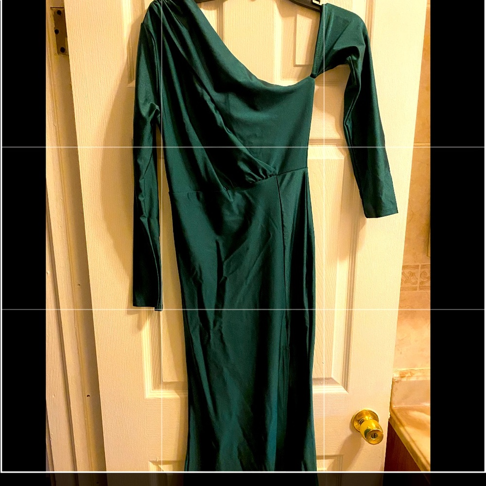 Maxi hunter green dress in size large with split on the side. Size Large - Picture 5 of 5